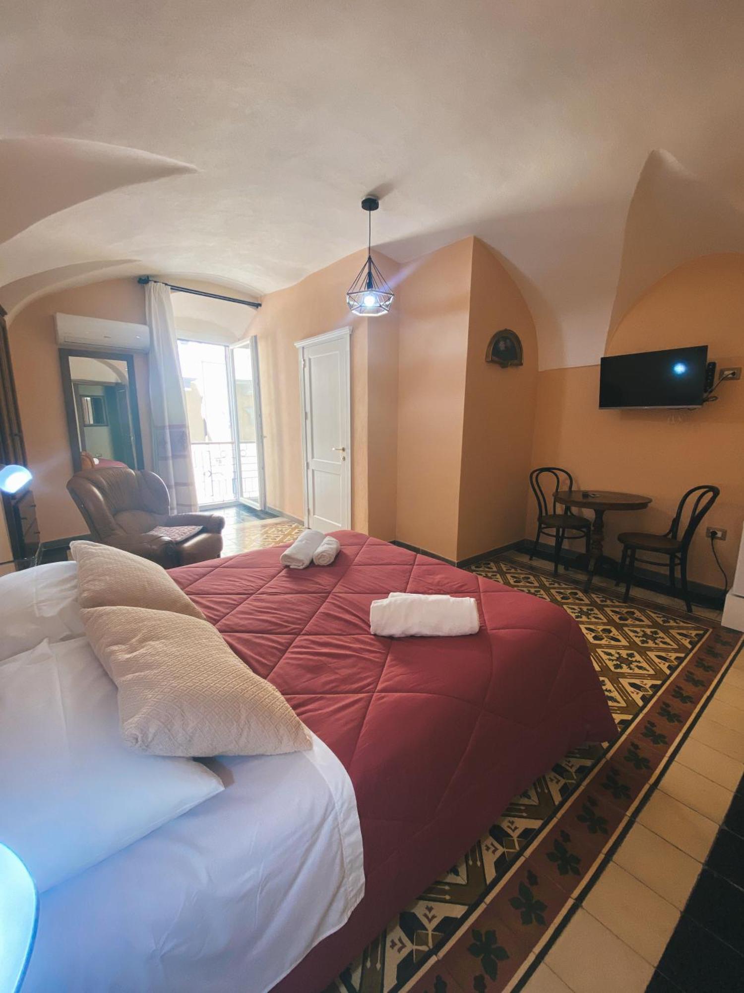 Tra I Due Ponti Hotel บอซา ภายนอก รูปภาพ
