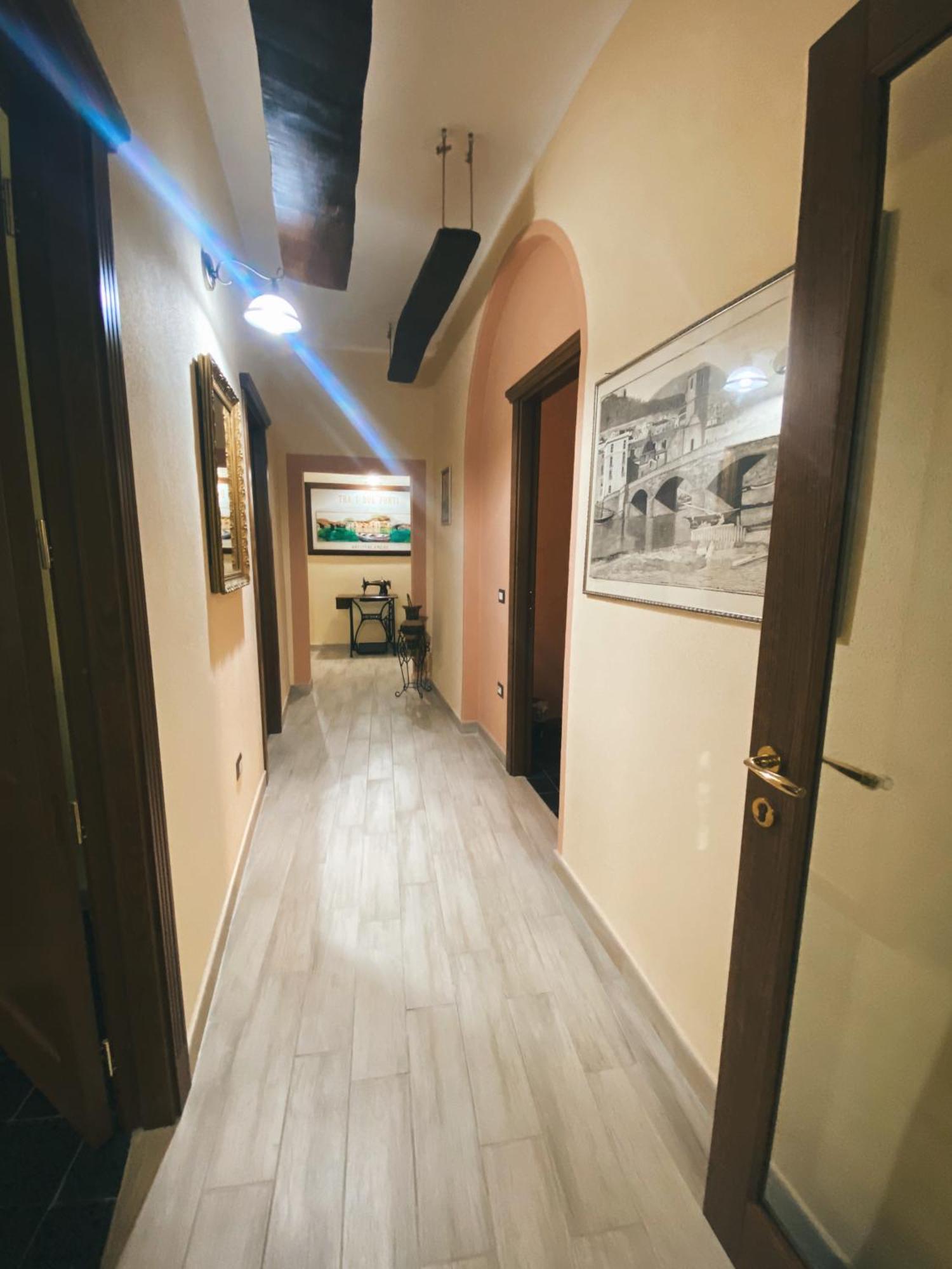 Tra I Due Ponti Hotel บอซา ภายนอก รูปภาพ